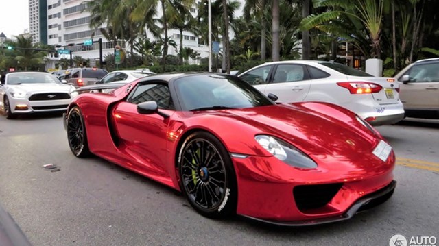 “Tức nổ mắt” với bộ áo đỏ crôm trên siêu xe triệu đô Porsche 918 Spyder