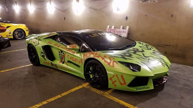 Hình ảnh siêu xe Lamborghini Aventador bị “vẽ bậy” khiến nhiều cư dân mạng tưởng thật