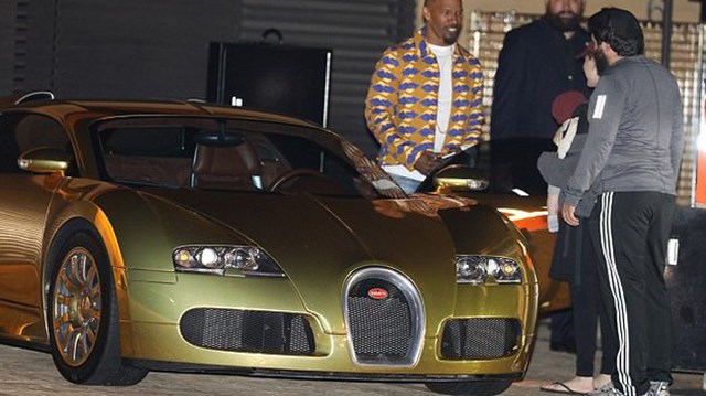 Nam tài tử Jamie Foxx khoe siêu xe Bugatti Veyron mạ vàng trị giá 2 triệu USD