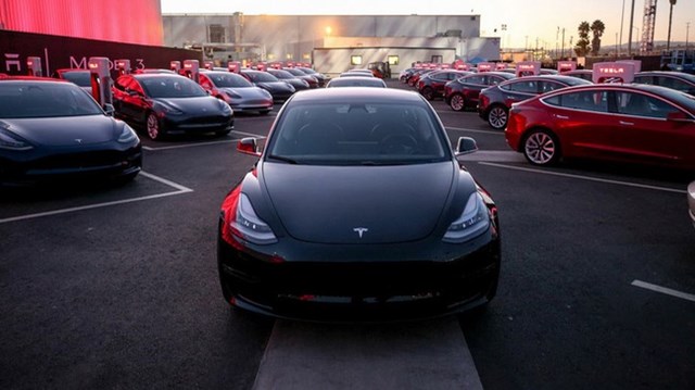 Model 3 - “Em út” trong nhà Tesla chính thức ra mắt