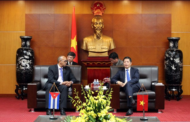 Bộ trưởng Trần Tuấn Anh tiếp Đại sứ Cuba tại Việt Nam đến chào từ biệt