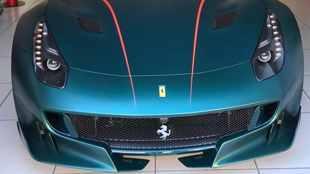 Siêu xe Ferrari F12tdf đặt riêng của “thánh cuồng màu xanh” lộ diện