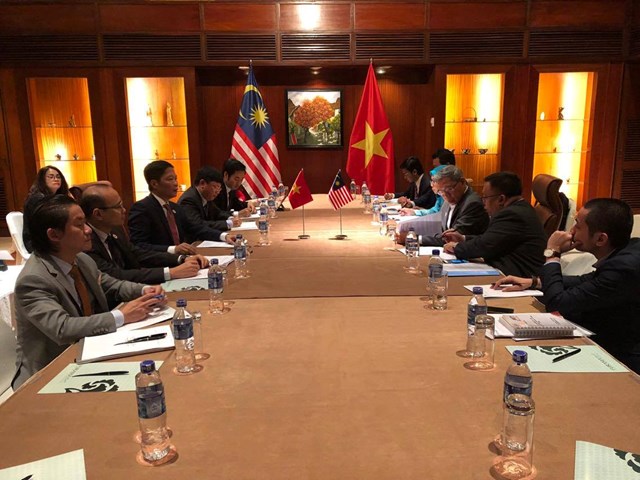 Bộ trưởng Trần Tuấn Anh tiếp Bộ trưởng BTM QT và CN Malaysia trong khuôn khổ APEC
