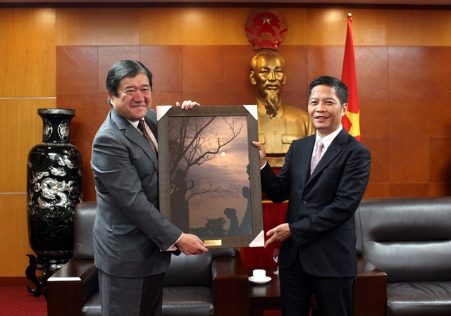 Bộ trưởng Trần Tuấn Anh tiếp Chủ tịch kiêm Tổng giám đốc Công ty Mitsui & Co Nhật Bản