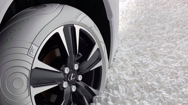 Lexus UX lạ mắt trong bộ lốp Nike trắng muốt