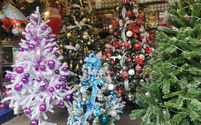 Cận Giáng sinh, cây thông Noel khổng lồ “hét” giá 120 triệu đồng