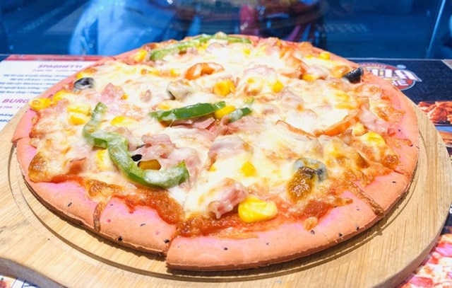 Độc lạ pizza làm từ thanh long ruột đỏ, giá chỉ 55.000 đồng/chiếc 