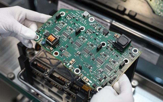 Các nhà sản xuất ô tô Nhật Bản cắt giảm sản lượng do thiếu nguồn cung chip