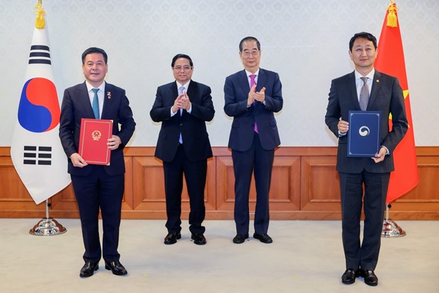Bộ trưởng Nguyễn Hồng Diên trao các văn kiện hợp tác với Hàn Quốc