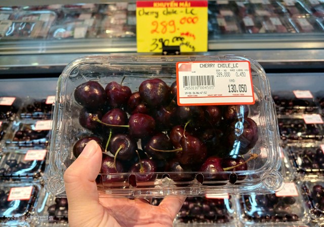 Cherry mùa Tết giá giảm một nửa
