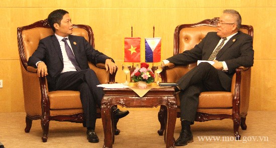 Bộ trưởng Trần Tuấn Anh gặp song phương với Bộ trưởng BCT Phi-líp-pin bên lề AEM 48