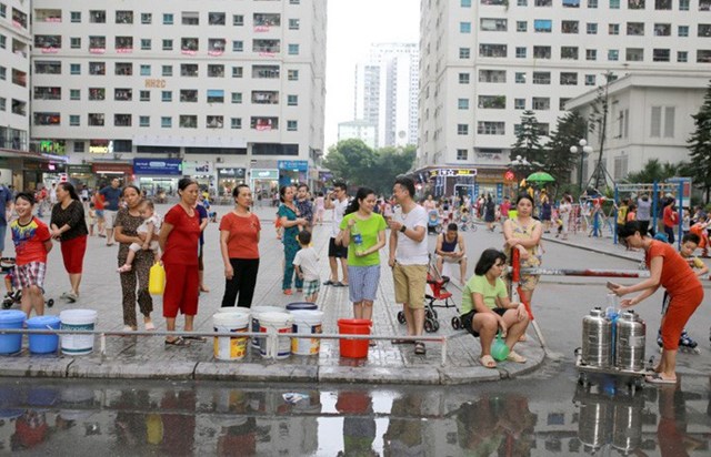 Nước sạch sông Đà nhiễm dầu, hàng vạn hộ dân nơi nào đang sử dụng? 