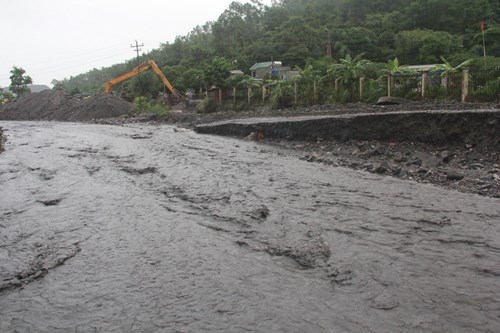 Ga vận tải than Lộ Phong lại chìm trong lũ đá