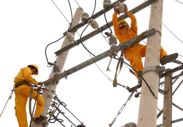 Điện lực Hà Nội chi 21 tỷ đồng trang bị bảo hộ lao động