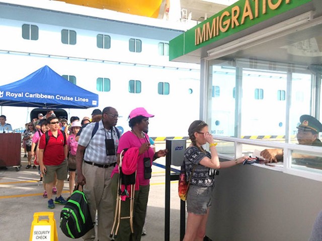 Đầu tư cảng đón tàu biển khổng lồ