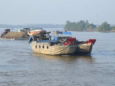 Nổ ghe ở Cà Mau: 1 người bị thương, dầu có nguy cơ tràn ra ngoài