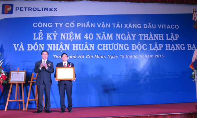 Bộ trưởng Vũ Huy Hoàng trao Huân chương độc lập hạng Ba cho VITACO 