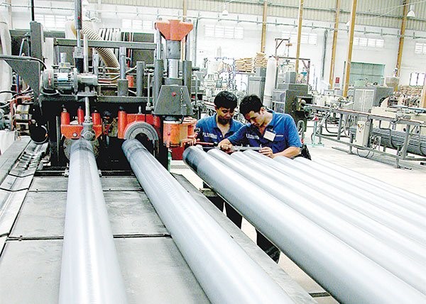 Giá nguyên liệu giảm: thuận lợi và khó khăn