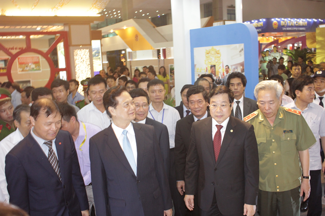 Thủ tướng thăm gian hàng triển lãm thành tựu kinnh tế của Bộ Công Thương