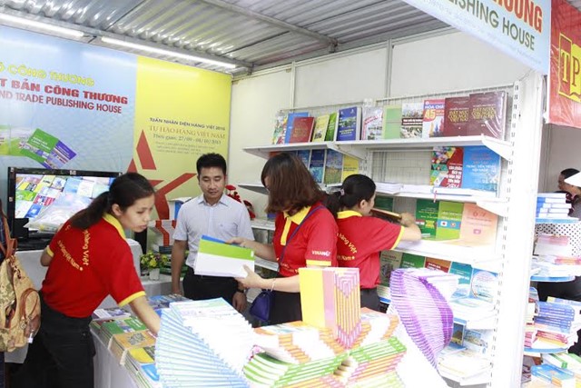 Nhiều bộ sách hội nhập kinh tế được bày bán tại Hội chợ sách quốc tế 2015