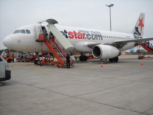 Máy bay của Jetstar tạm ngưng hoạt động vì bị xe thang va quệt 