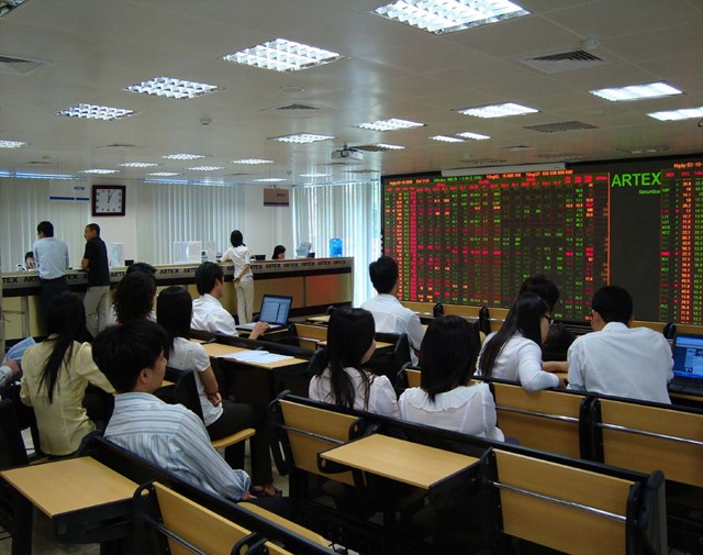 Bluechips giảm nhẹ, VN-Index xuống 630 điểm