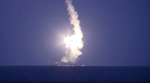Video chiến hạm Nga nã tên lửa vào mục tiêu IS