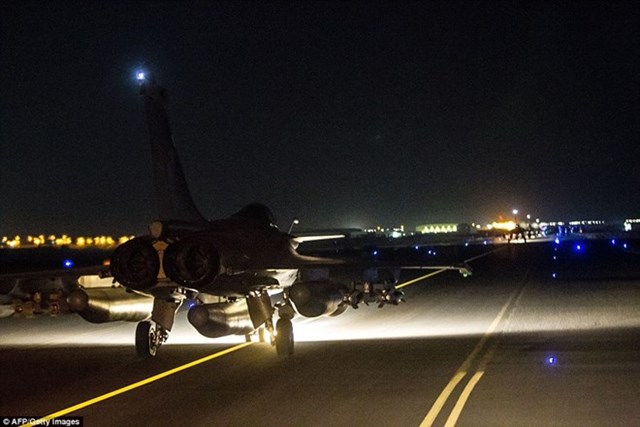 Máy bay chiến đấu Pháp ồ ạt ném bom trả đũa IS ở Syria