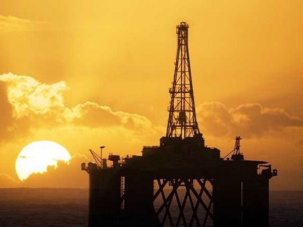Giá dầu châu Á nhích nhẹ trước thềm cuộc họp của OPEC