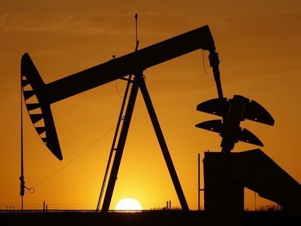 Giá dầu thế giới tiếp tục đi lên do dự trữ dầu mỏ giảm mạnh