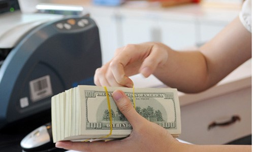 HSBC dự báo tiền đồng tiếp tục mất giá