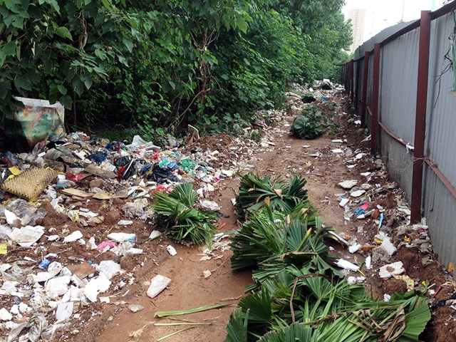 Đang "bãi rác hóa" khu đô thị mới Phùng Khoang