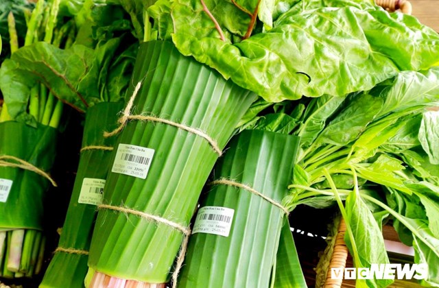 Báo Singapore ca ngợi Việt Nam sử dụng lá chuối để gói rau