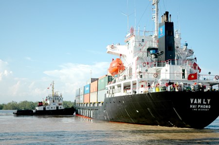 Vận tải biển áp phí 'vô tội vạ'