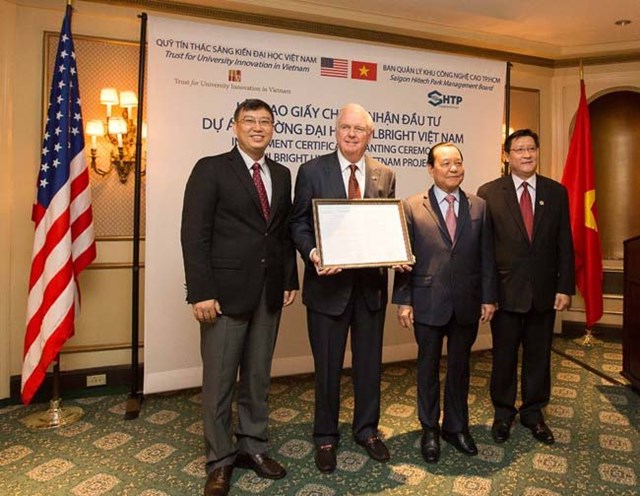 Trao giấy chứng nhận đầu tư Đại học Fulbright Việt Nam