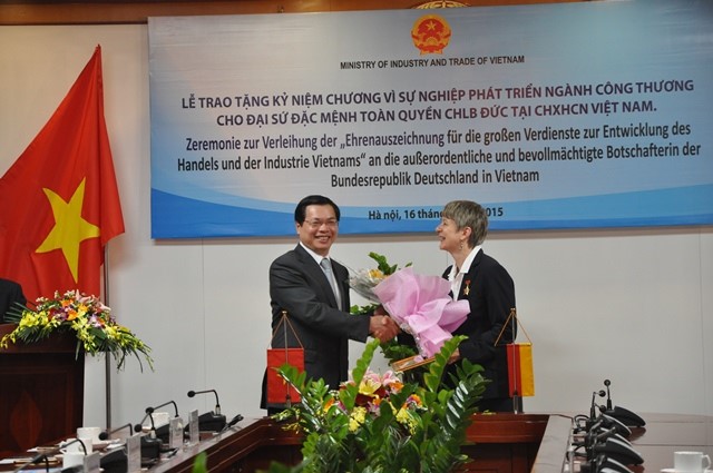 Bộ trưởng Vũ Huy Hoàng trao kỉ niệm chương cho Đại sứ CHLB Đức tại Việt Nam
