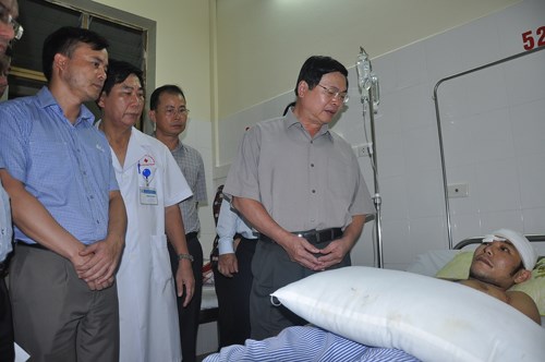 Bộ trưởng Vũ Huy Hoàng kiểm tra khắc phục lũ lụt ở Quảng Ninh