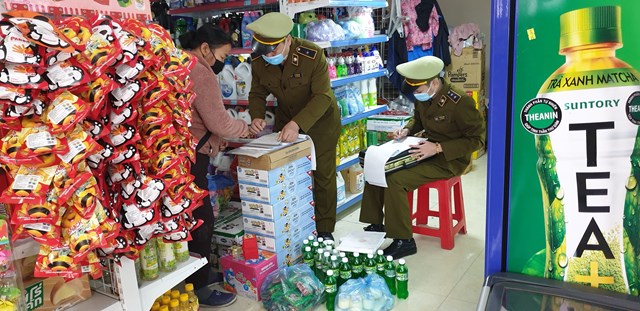 Lạng Sơn: Tiêu hủy sản phẩm đồ ăn sẵn đã quá hạn sử dụng theo quy định của pháp luật