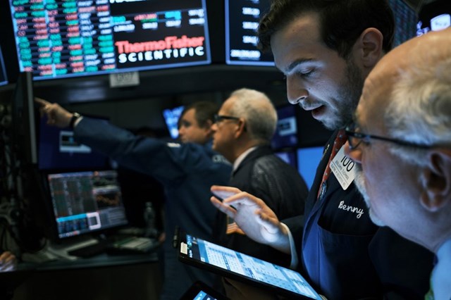 Nhiều cổ phiếu vẫn lao dốc dù thị trường chứng khoán liên tục bứt phá