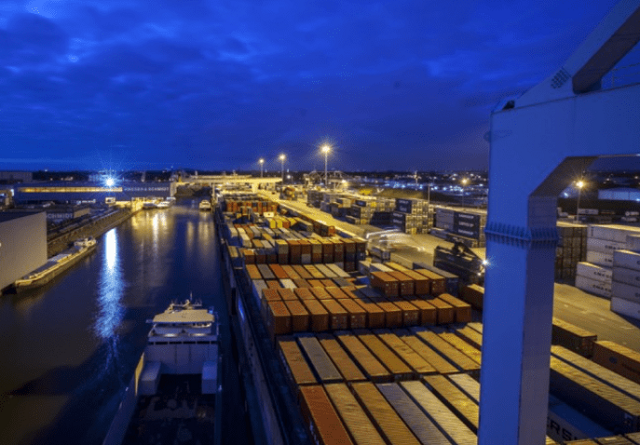 Cước vận chuyển container hợp đồng dài hạn tăng gần gấp đôi cùng kỳ