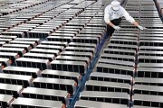 Giá lithium giảm mạnh do nhu cầu xe điện tại Trung Quốc suy yếu