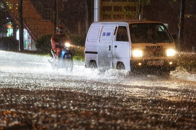 Thời tiết ngày 17/7: Khu vực Hà Nội có nơi mưa rất to