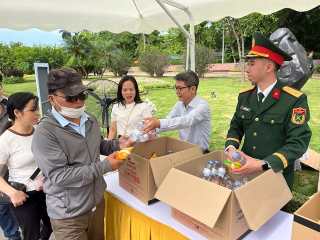 Hà Nội sôi động, nhiều điểm đến trong cả nước lượng khách tăng quá tải