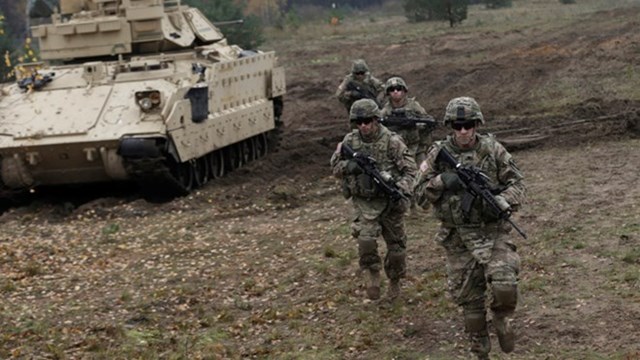 NYT: Mỹ sẵn sàng đưa vũ khí hạng nặng tới gần biên giới Nga