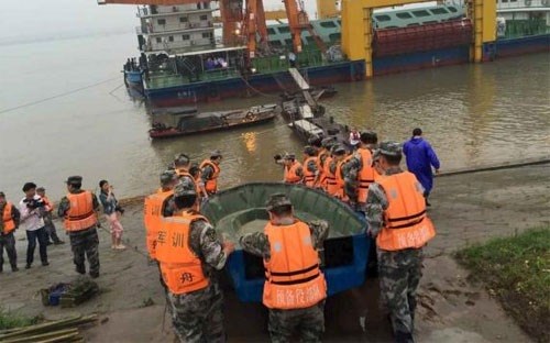 Tàu du lịch chở 458 người chìm ở Trung Quốc