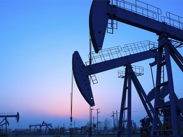 Giá dầu thế giới phiên sáng ngày 16/2 dao động quanh mức 93 USD/thùng