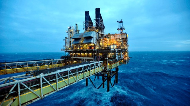 Giá dầu thế giới giảm hơn 5% trong tuần