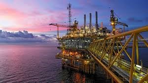 Giá dầu thế giới tăng 5% trong tuần