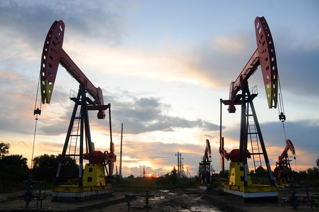 Giá dầu thế giới tăng do các nhà sản xuất lớn dự kiến cắt giảm sản lượng