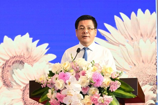 Bộ trưởng Nguyễn Hồng Diên dự Hội nghị biểu dương gia đình CN, viên chức, người lao động tiêu biểu